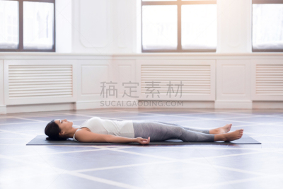 青年女人,硬木地板,梨式,自由体操,瑜珈,瑜伽馆,留白,高视角,黑发,早晨