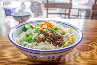 碗,面条,开胃酱,桌子,木制,传统,蔬菜,饮食产业,主食,烤的