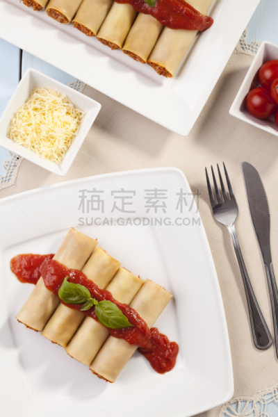 烤碎肉卷,盘子,垂直画幅,纺织品,奶油,西红柿,白色,意大利食品,餐巾,晚餐