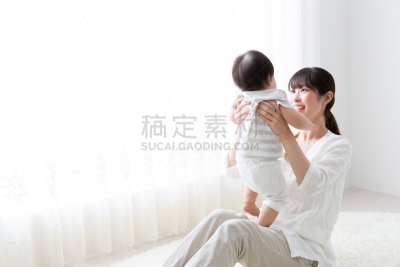 母亲,婴儿,起居室,假装飞起来,水平画幅,单身母亲,独生子女家庭,日本人,青年人,成年的