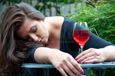 家庭妇女,中老年人,白昼,葡萄酒,含酒精饮料,饮料,仅成年人,哀悼者,无意识的,女人