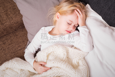 儿童,小的,拿着,托腮,身体受伤,头痛,温度,水平画幅,疲劳的,沙发