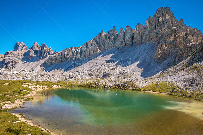 多洛米蒂山脉,湖,塞斯托,瓦雷多三尖峰,天空,水平画幅,旅行者,夏天,户外,石头