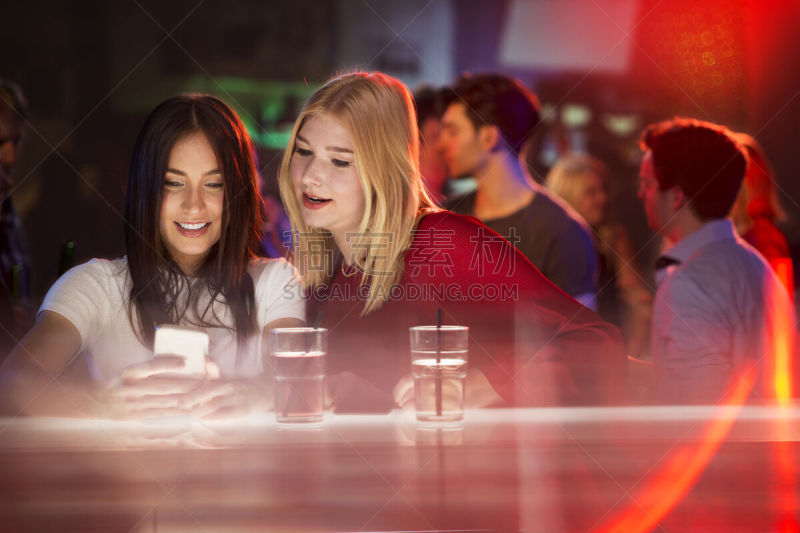 女孩,青年人,安全护栏,看,两个物体,美,拍摄场景,水平画幅,便携式信息设备