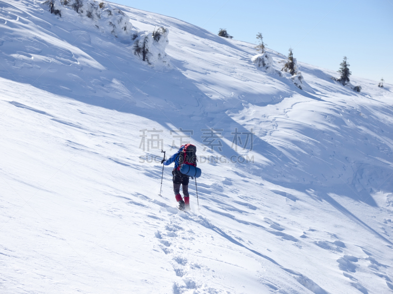 穿雪鞋走路运动,山脉,男人,鞋套,雪鞋,天空,留白,水平画幅,雪,攀登