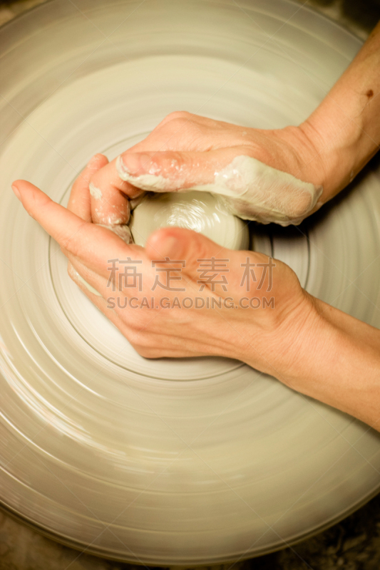 陶瓷工艺品,陶工旋盘,表现主义,艺术模特,面无表情,垂直画幅,纯净,仅成年人,现代