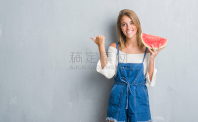 摇滚乐,墙,灰色,西瓜,青年女人,侧面视角,翘起大拇指,指着,出示,微笑