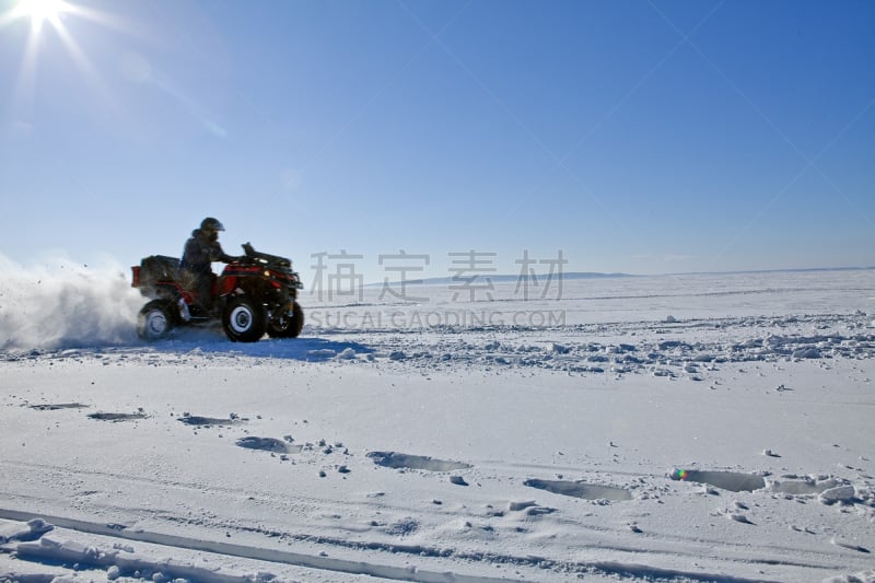 爬山四驱车,雪,冬天,田地,男人,越野吉普,拉力赛,摩托车越野赛,安全帽,四驱车