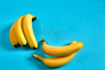 留白,熟的,香蕉,黄色,蓝色背景,视角,维生素a,果汁,仅成年人,明亮