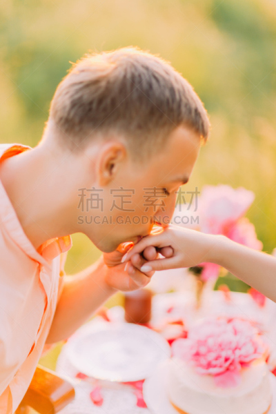 户外,青年男人,注视镜头,女孩,垂直画幅,美,美人,白人,草,特写