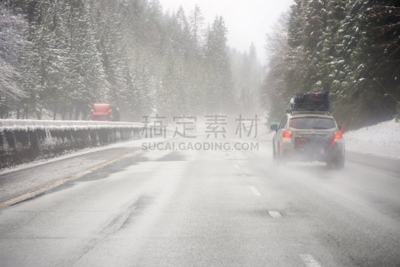 负担过重,美国西北太平洋地区,家庭,汽车,自驾游,雪,雨夹雪,从在汽车上的角度拍摄,俄勒冈州,北加利福尼亚州