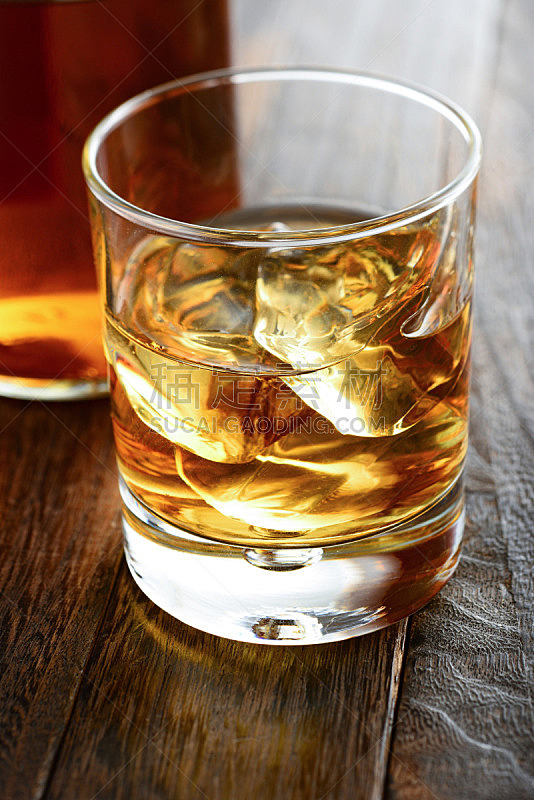 威士忌,饮料,寒冷,精神振作,含酒精饮料,水晶玻璃器皿,黄金,喝醉的,清新,垂直画幅