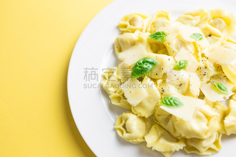意大利饺子,特写,黄色背景,主菜盘,车轮面,水平画幅,无人,生食,膳食,塞满了的