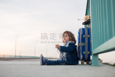 儿童,小的,旅途,留白,学龄前,休闲活动,水平画幅,仅男孩,户外,行李
