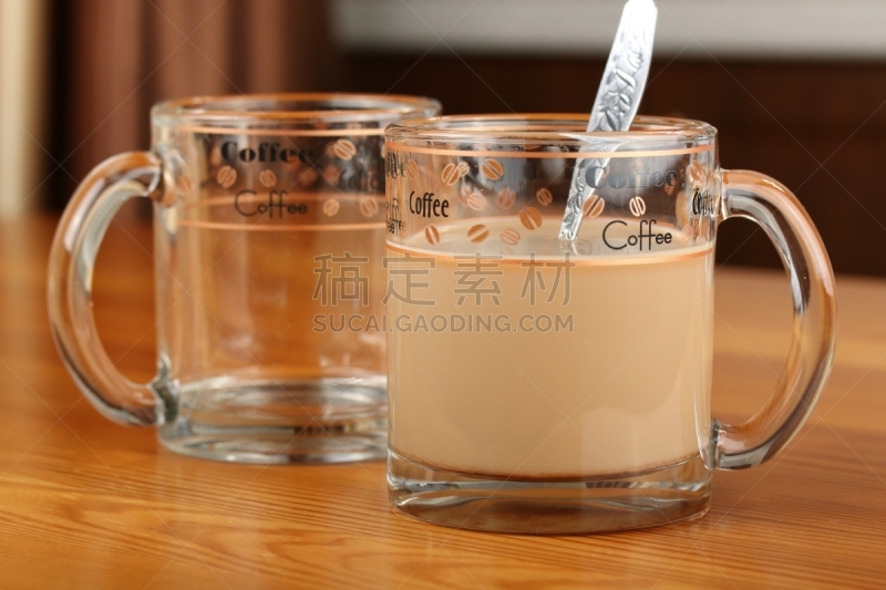 充满的,空的,杯,桌子,玻璃,透明,咖啡,褐色,水平画幅,高视角