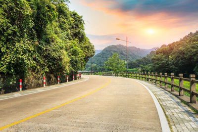 山,柏油路,空的路,车道,天空,美,水平画幅,无人,交通,夏天