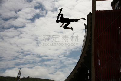 开端,意外事件,半管,用双脚带板起跳,滑板,滑板坡道,滑板运动,滑板公园,不幸,天空