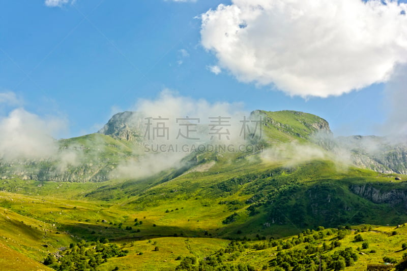 雾,山,小溪,天空,暴风雨,高视角,夏天,湖,草,气候与心情