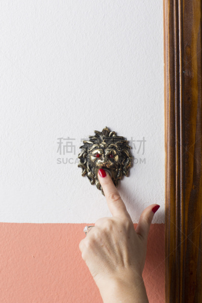 门铃,手指,响亮的,垂直画幅,正面视角,古老的,大门,特写,居住区,部分