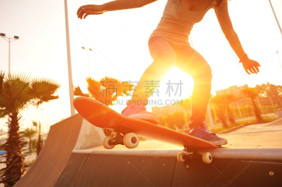滑板运动,半管,用双脚带板起跳,滑板公园,天空,四肢,腿,仅成年人,滑板,青年人