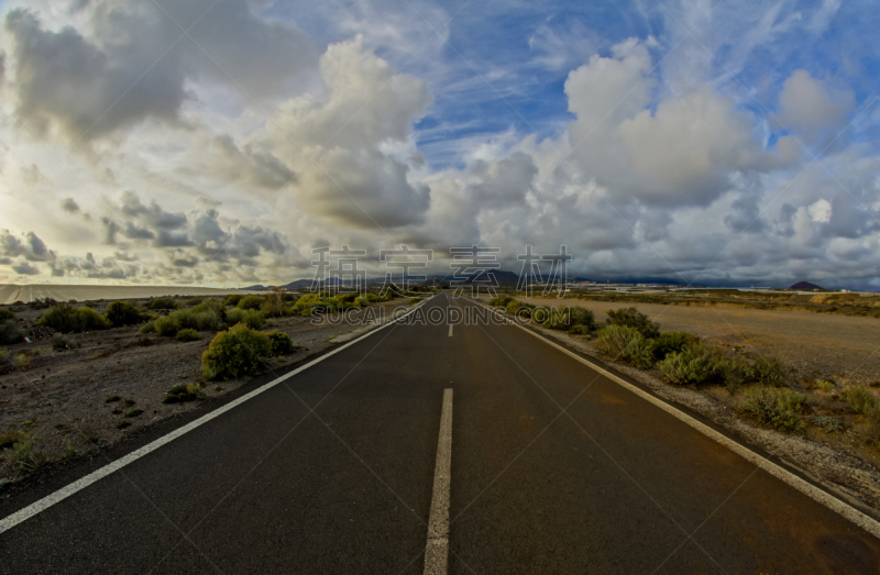 长的,空的,荒野公路,从在汽车上的角度拍摄,中长距离,田径跑道,排队等,天空,未来,透过窗户往外看