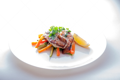 格子烤肉,沙拉,鱼片,胡瓜,水平画幅,无人,柠檬汁,膳食,捕捞鱼,海产