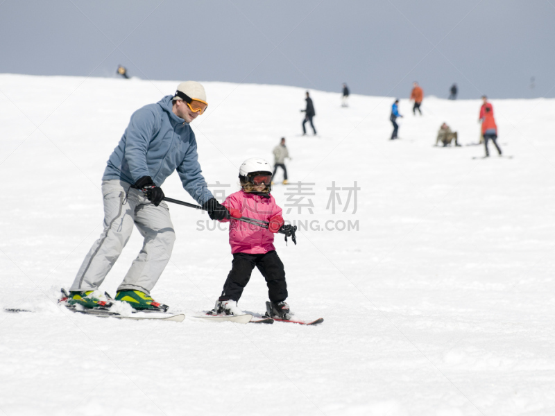 指导教师,儿童,滑雪雪橇,学龄前,休闲活动,水平画幅,雪,独生子女家庭,人群,户外