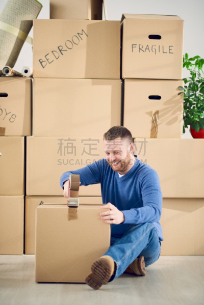 青年人,盒子,男人,白色人种,电工胶布,创可贴,胶带,纸箱,垂直画幅,半身像