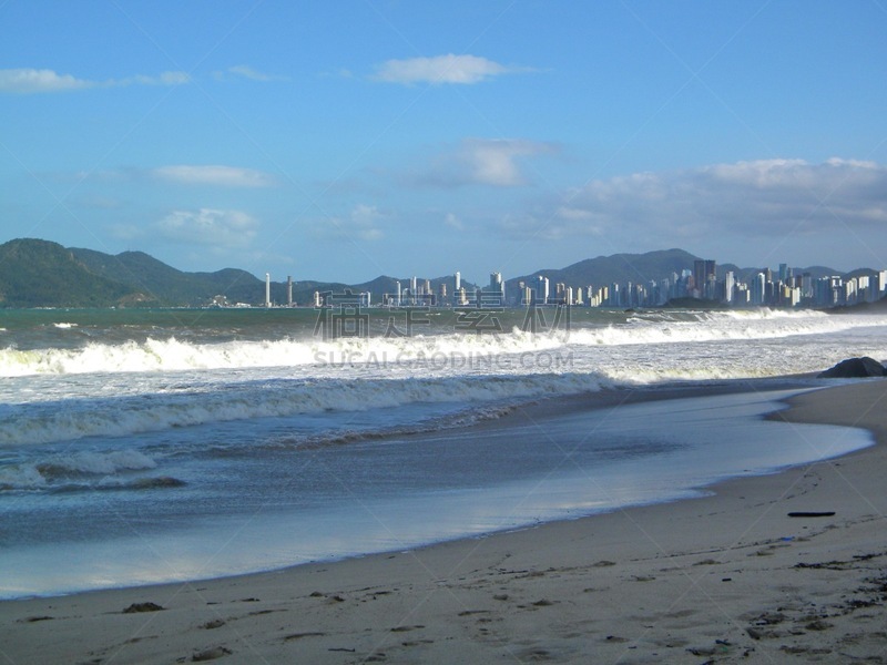 Beautiful pictures of the beautiful beach of Balneário Camboriú, with its imposing buildings, blue sea, sailboats, speedboats, extreme sports and great nightlife. An unforgettable summer season. Photo taken on the beach of Camboriú, Santa Catarina, Brazil