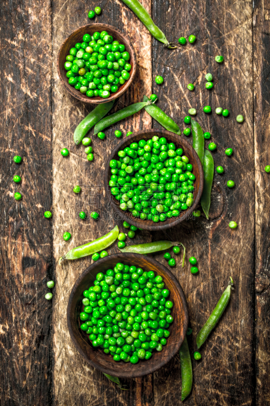 Fresh green peas in a bowl.