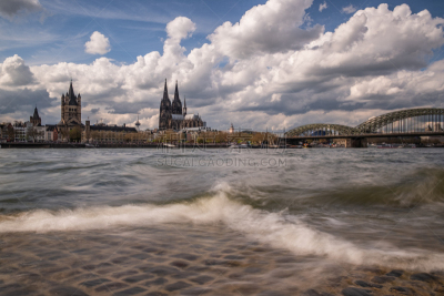Ein Kölner Panorama während eines wolkigen Sommertages während der Mittagszeit am Rheinboulevard.
