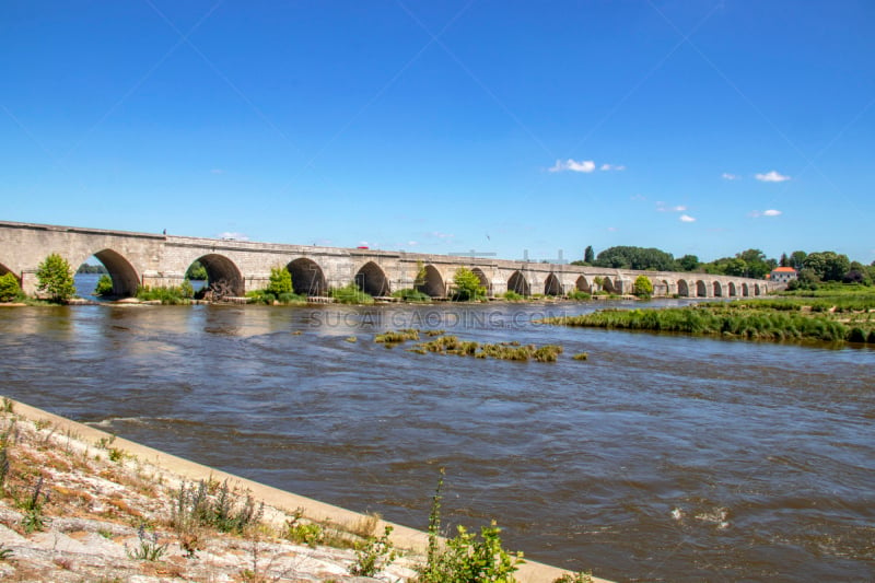 Prise de vue, du pont bâti au XIVème siècle , d'une longueur de 460 mètres composé de 24 arches, au zoom 18/135, 200 iso, f 14, 1/30 seconde