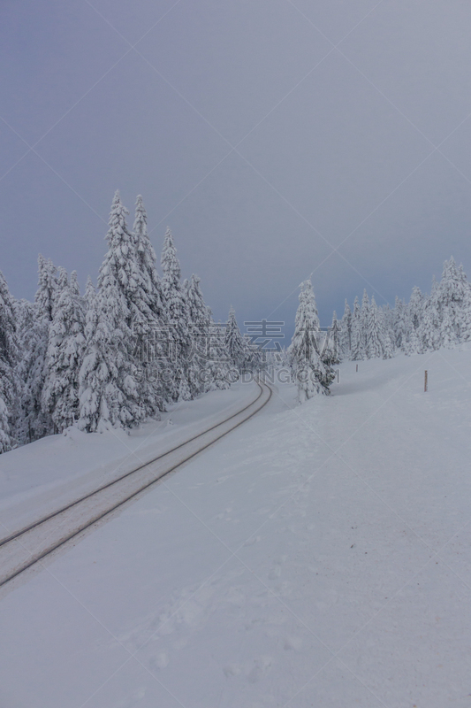 Auf dem Weg durch die schöne Winterlandschaft im Harz