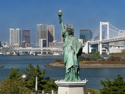 东京,台场,自由女神像,国内著名景点,城市生活,台场海滨公园,公园,水面,公路,多车道公路