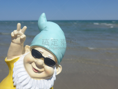 花园矮人雕像,海洋,正面视角,留白,夏天,男性,雕塑,美术雕像,拍摄场景