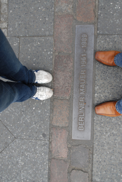 柏林墙,金属奖牌,fall of the berlin wall,纪念匾,女人,国际著名景点,水平画幅,柏林,成年的,人行道