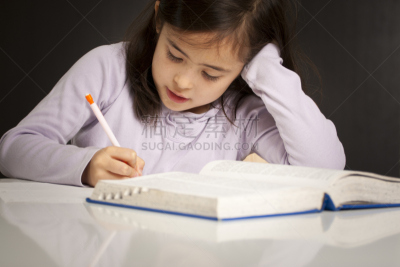 女孩,字典,精装书,仅一个女孩,小学,铅笔,一个人,东亚人,仅儿童,学习