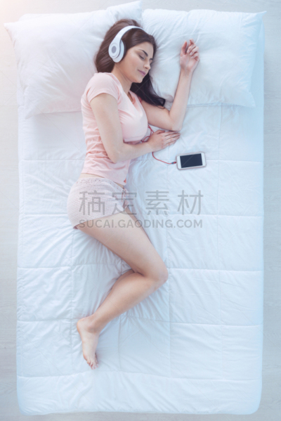 小睡,音乐,自然美,青年女人,垂直画幅,夜晚,床垫,家庭生活,纯净,仅成年人