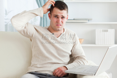 男人,使用手提电脑,troubles,家庭生活,仅男人,仅成年人,疲劳的,居住区,现代,沙发