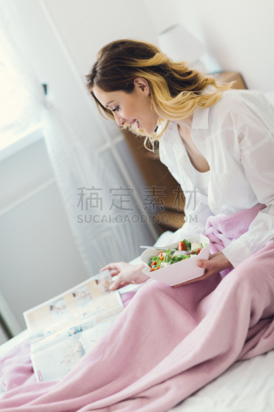 早餐,健康食物,床,女人,人,白人,读书