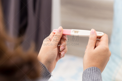 女人,拿着,手,卵巢,药物检验结果呈阳性,脱衣舞演员,怀孕,小便,收到,收集