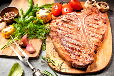 t骨牛排,格子烤肉,招牌牛排,肉眼牛排,烤串,留白,水平画幅,椒类食物,餐刀,膳食