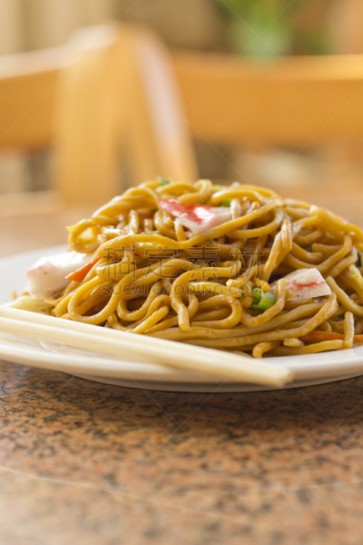 捞面,龙虾,彝族,油煎虾面,炒菜锅,垂直画幅,葱,家禽,海产,白色