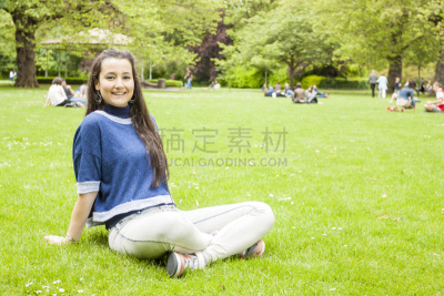 草,女人,爱尔兰都柏林,摹嬉士,美,青少年,公园,休闲活动,水平画幅,美人