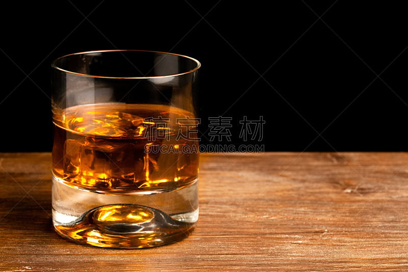 玻璃杯,威士忌,饮料,寒冷,含酒精饮料,暗色,一个物体,背景分离,华贵,立方体形状
