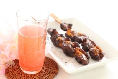日式烧鸡,鸡尾酒,苏打,格子烤肉,留白,水平画幅,无人,玻璃,白色背景,饮料