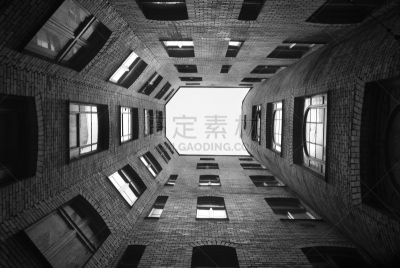 井,窗户,天空,混凝土墙,水平画幅,墙,后院,无人,砖墙,房屋建设