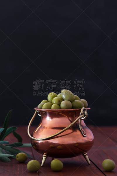 清新,绿橄榄,广口瓶,金属质感,黑色背景,垂直画幅,素食,开胃品,哈萨克斯坦,地中海美食