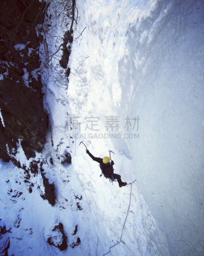 攀冰,垂直画幅,美,雪,风险,户外,仅男人,仅成年人,高处,运动