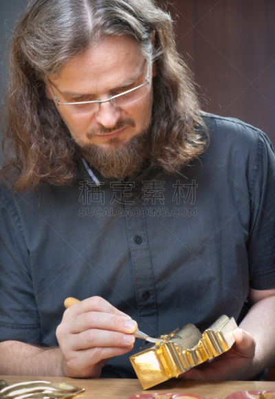 镀金的,垂直画幅,络腮胡子,艺术,眼镜,头发,金叶,成年的,中年人,闪亮的
